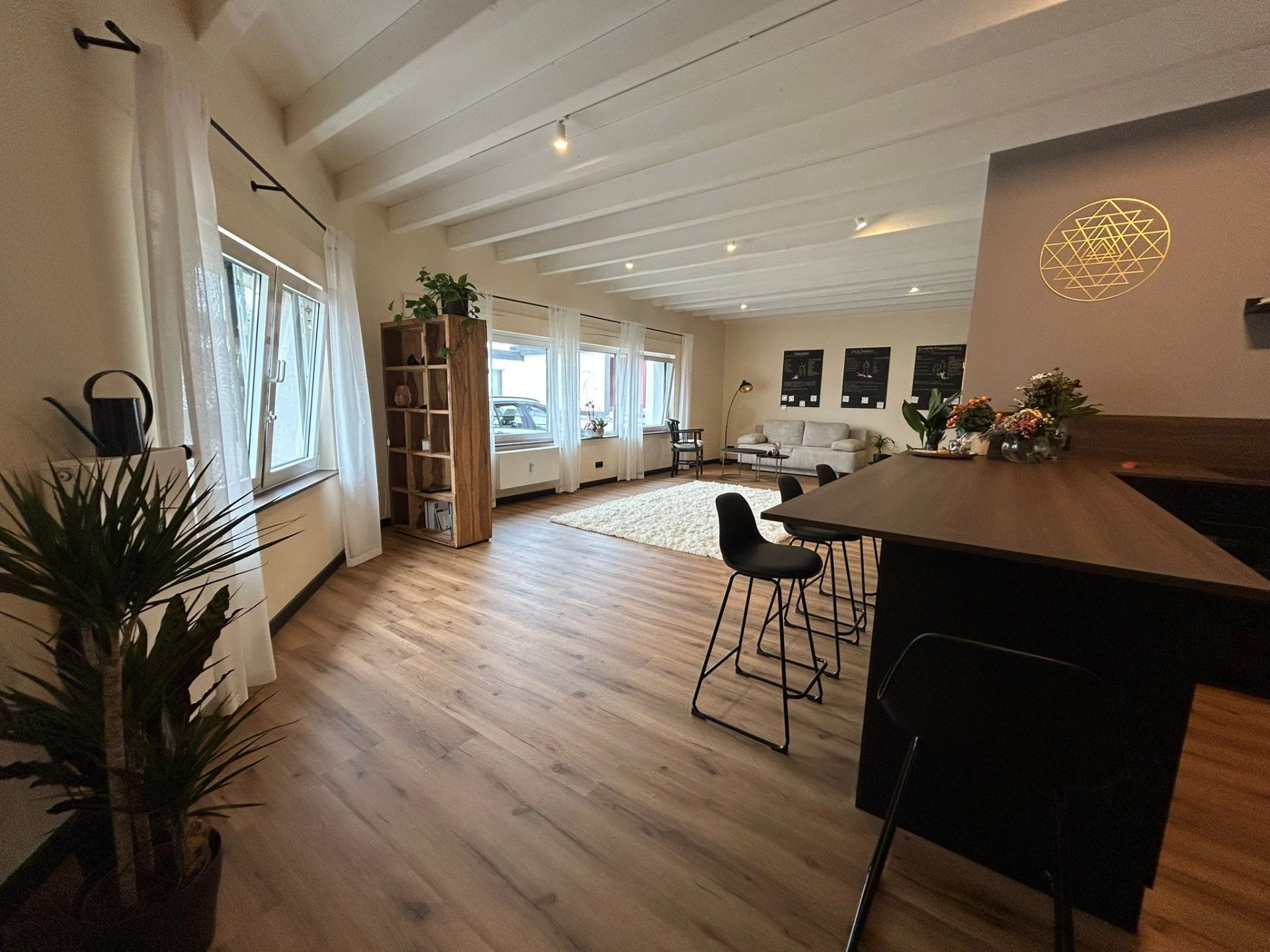 SATYA 91 – Raum mit Theke, Sri Yantra und Lounge