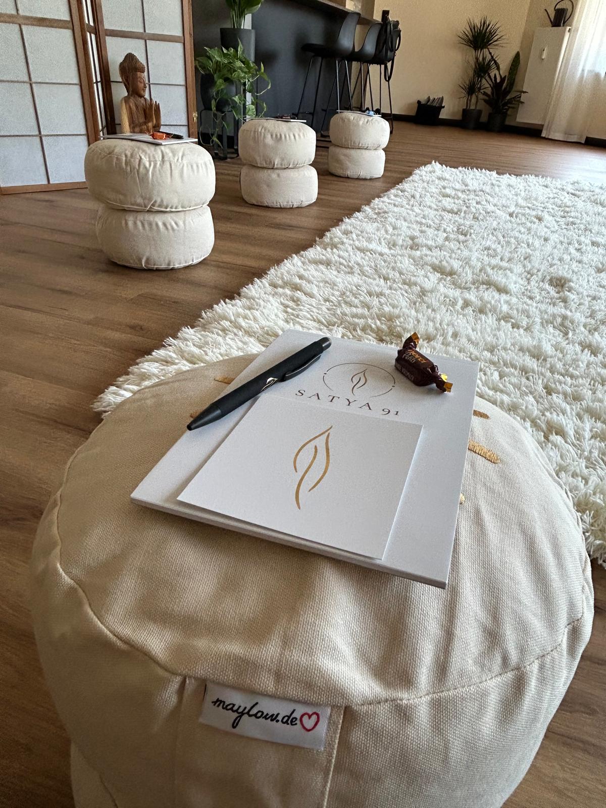 SATYA 91 – Teilnehmerplätze mit Notizblock und Stift